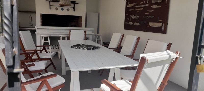 Disfrute del bosque a sólo dos cuadras de la calle principal, Casa en alquiler sobre La Barra.